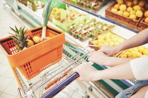 Una mujer elige alimentos frescos en un supermercado. foto