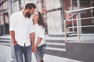 hermosa pareja feliz abrazándose en la calle de la ciudad concepto de estilo de vida amor y romance foto