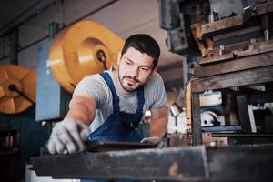 operador experimentado con casco. Concepto de la industria metalmecánica ingeniero profesional obrero metalúrgico operativo fresadora cnc centro en taller de fabricación foto