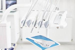 herramientas y taladros en el consultorio dental. el concepto de salud y belleza foto