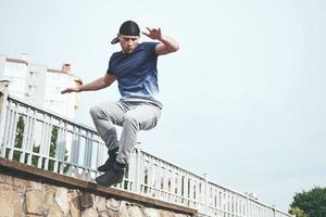 joven deportista haciendo parkour en la ciudad. foto