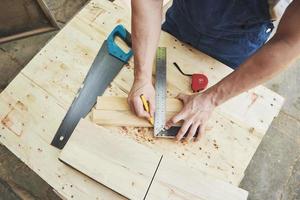 taller de carpintero, un primer plano de manos con herramientas. foto