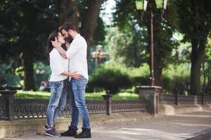pareja romántica enyojing en momentos de felicidad en el parque. concepto de estilo de vida amor y ternura foto