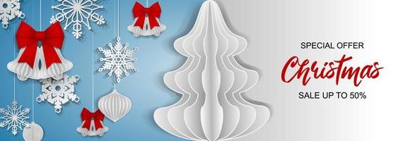 Banner de venta de navidad con árbol de papel y adornos. vector