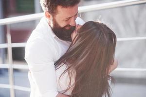 hermosa pareja feliz abrazándose en la calle de la ciudad concepto de estilo de vida amor y romance foto