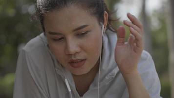 Corredor de fitness asiático deportes mujeres cansadas después de correr. video