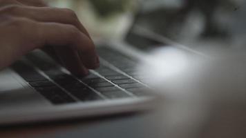 cerca de las manos escribiendo charlando en un teclado de computadora portátil. video