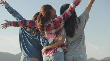 les femmes asiatiques ont l'air de voir la montagne et de s'amuser ensemble un été en voyage. video