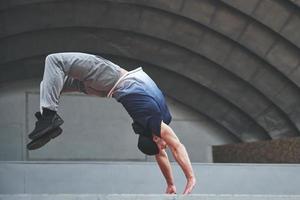 el hombre practica al aire libre parkour, acrobacias extremas. foto