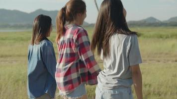 gruppo di giovani donne asiatiche che corrono divertendosi insieme un viaggio estivo. video