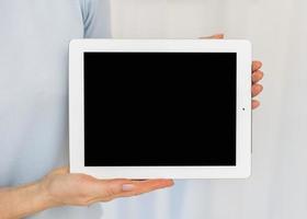mujer sosteniendo tableta con pantalla en blanco negro foto