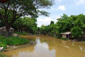 viejas casas de madera en el río foto