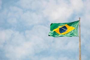 Bandera de Brasil al aire libre con un hermoso cielo azul.