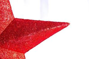 estrella roja decorativa para navidad sobre un fondo blanco.