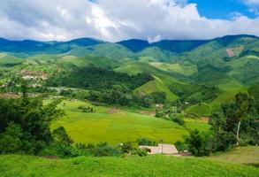 hermosos paisajes de arrozales y pueblos del valle. foto
