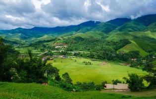 hermosos paisajes de arrozales y pueblos del valle. foto