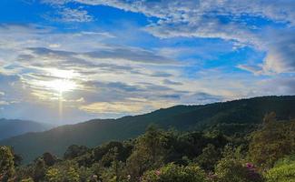 paisaje de montañas y cielo azul foto