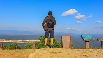 Hombre de pie amargamente con vistas a la niebla de la mañana en Doi Samer Dao, Nan, Tailandia foto