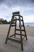 silla de salvavidas en la playa foto