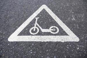 signo de scooter en el asfalto foto