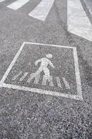 Signo de paso de cebra en el asfalto foto