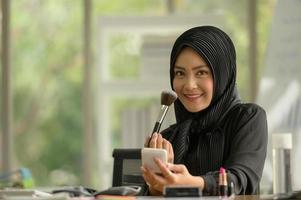 La empresaria árabe vistiendo hijab trabaja en la oficina. foto