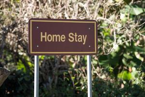 Signo de texto de estancia en casa en el jardín foto