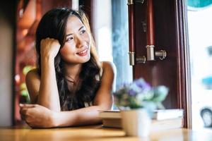 retrato, mujer asiática, sonriente, relajarse, en, cafetería, café foto