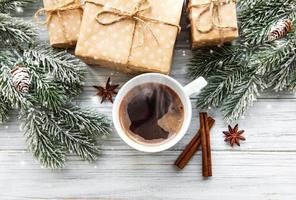 Composición navideña con café y cajas de regalo. foto
