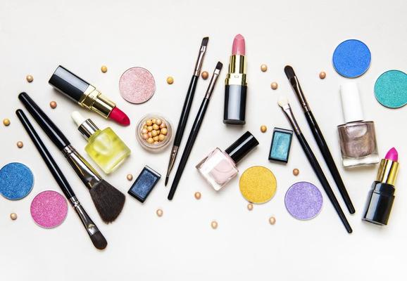 Esenciales de maquillaje de moda, fondo de madera. set de maquillaje y  cosmética, vista superior. bolsa de maquillaje con estilo femenino y  cosméticos.