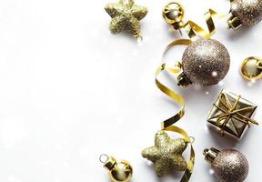Fondo blanco festivo con adornos navideños dorados