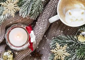 Composición navideña con taza de café y adornos.