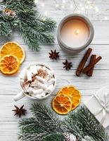 Composición navideña con chocolate caliente y decoraciones. foto