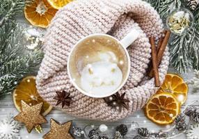 Composición navideña con taza de café y adornos.