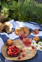 Establecer para picnic en una manta en campo lavanda foto