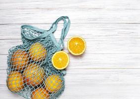 bolso de compras de malla con naranjas foto