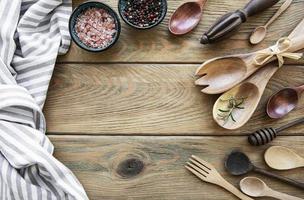 cubiertos de madera utensilios de cocina foto