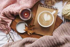 Bodegón de otoño con calabazas y café. foto