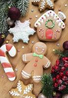 galletas de jengibre navideñas y adornos navideños. foto
