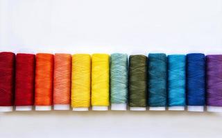 carretes de hilo en los colores del arco iris foto