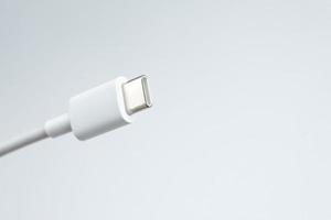 Cable USB tipo c sobre fondo blanco aislado foto