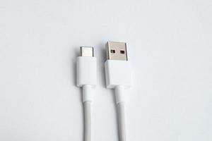 Cable USB tipo c sobre fondo blanco aislado foto