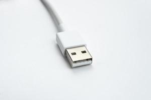 Cable USB sobre fondo blanco aislado