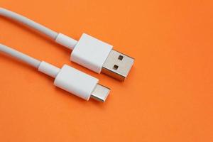 Cable USB tipo c sobre fondo naranja foto