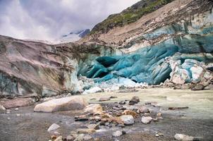 temblores de un glaciar en los alpes suizos foto