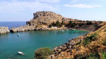 panorama della baia di st pauls con acqua limpida lindos rhodes grecia.