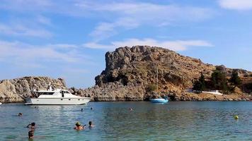 St pauls baai panorama met helder water lindos rhodos griekenland.