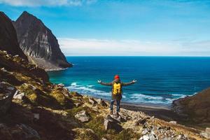 El hombre de pie en el borde del acantilado solo disfrutando de la vista aérea foto