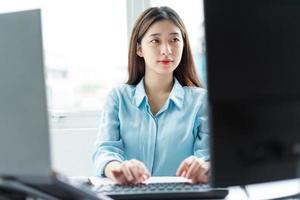 retrato, de, joven, mujer de negocios, concentrándose, en, trabajo foto