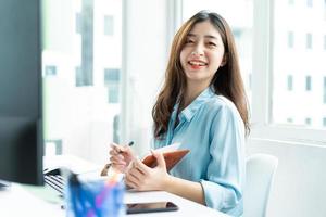 retrato, de, un, hermoso, sonriente, joven, mujer de negocios foto